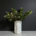 Jarrón de cerámica blanco con relieve para decoración elegante